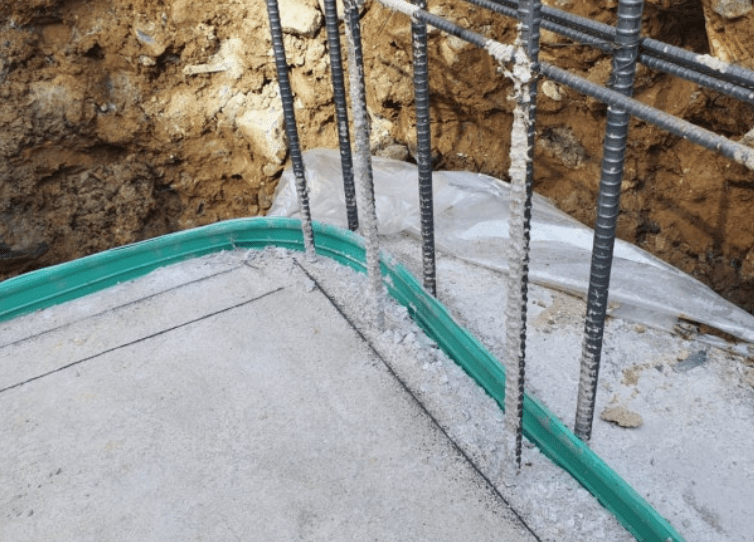 줄기초 푸터의 철근 배근과 방수액 처리 상태를 보여주는 이미지입니다.