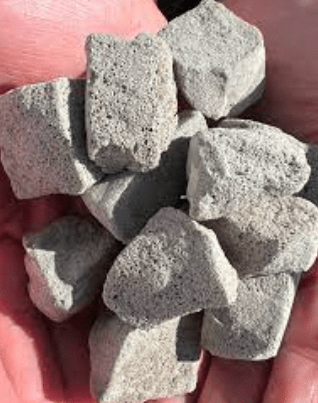 손에 쥔 다양한 크기의 폼그라스 골재를 보여주는 이미지로, 소재의 질감과 색상을 강조.