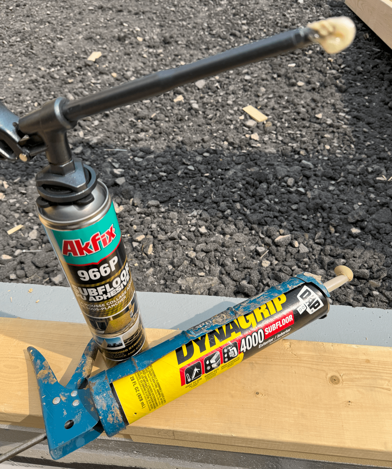 두 가지 접착제가 나란히 놓여 있는 모습, 하나는 Akfix 966P, 다른 하나는 DAP DynaGrip 4000로 보인다.