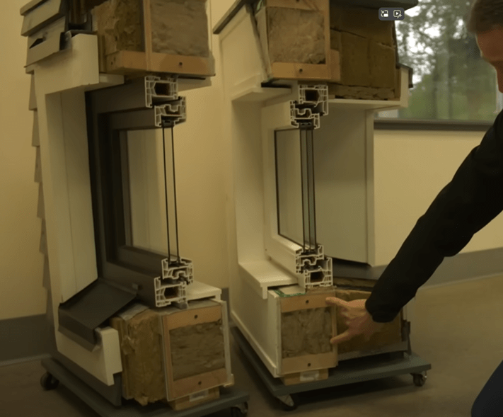 패시브하우스 시스템창호의 단면을 보여주는 이미지, 내부 단열재와 창틀 구조가 잘 드러나 있다.