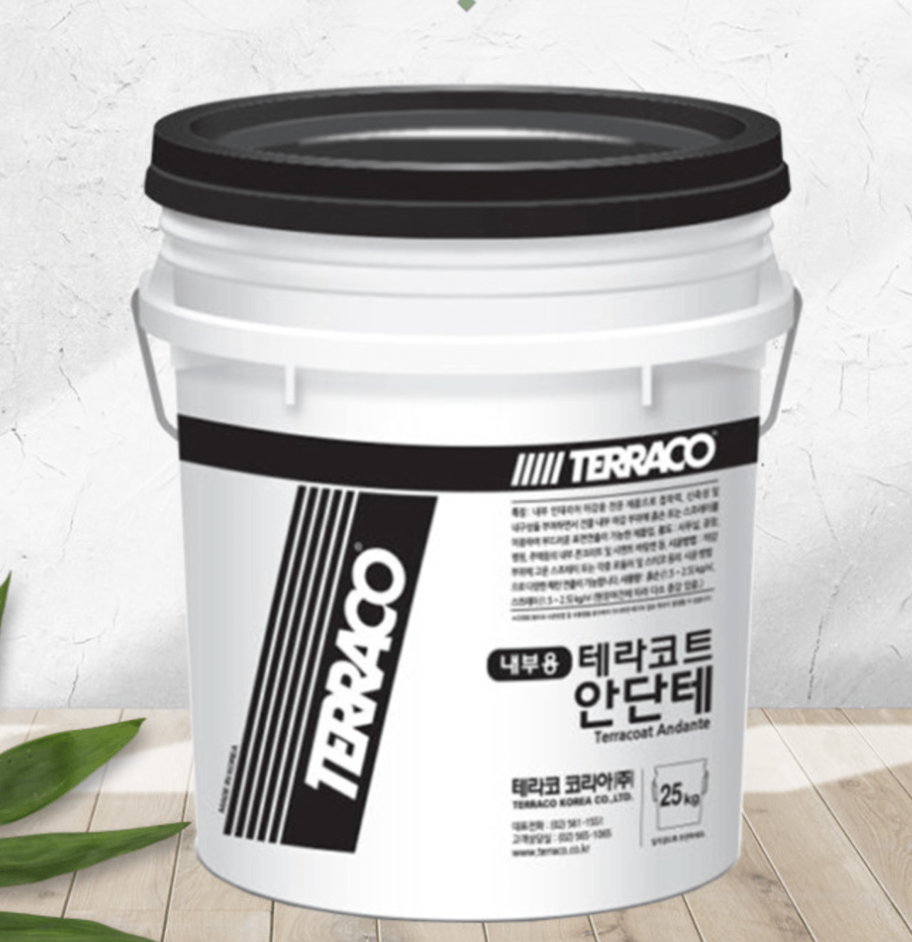 흰색 플라스틱 페인트 통에 'TERRACO 테라코트 안단테'라는 글씨가 적혀있고, 용량은 25kg입니다.