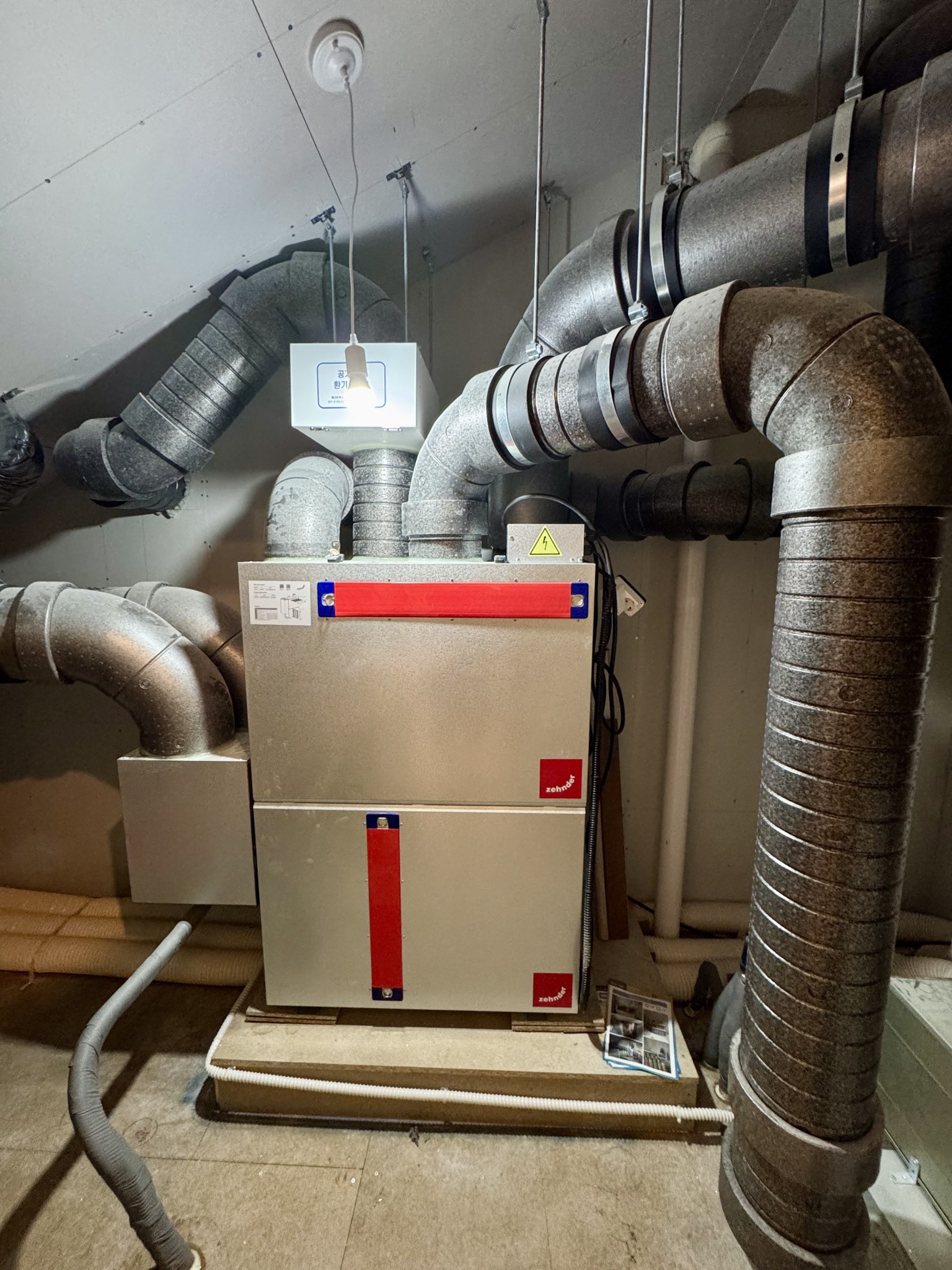 지하실의 배관이 있는 HVAC 장비 사진